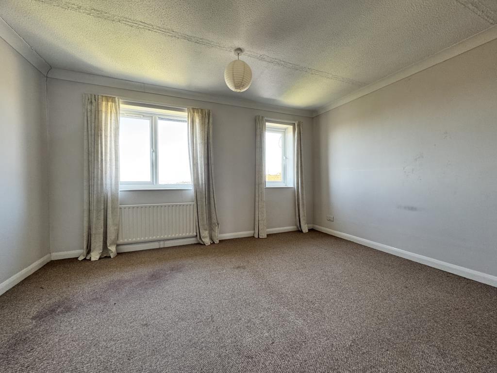 Lot: 76 - TWO-BEDROOM END-TERRACE HOUSE - Primary bedroom